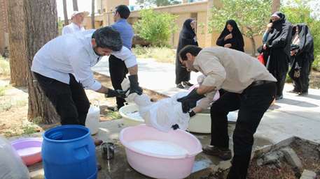  آغشته سازی پشه بند اهالی روستای فرات به حشره کش جهت پیشگیری از سالک